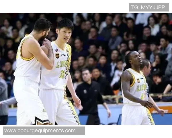 深圳篮球队以97分稳居精英赛积分榜首位,展现强劲实力 深圳篮球队以97分稳居精英赛积分榜首位,展现强劲实力