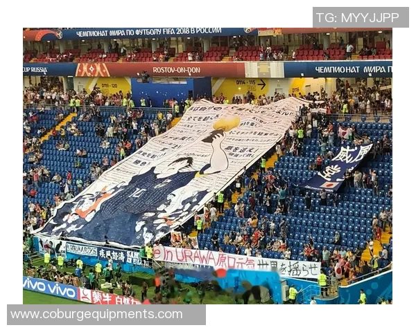 足球明星巨幅海报展现球场魅力与激情引领全球粉丝热潮 足球明星巨幅海报展现球场魅力与激情引领全球粉丝热潮