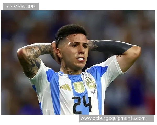 足球明星意外停球失误引发球迷热议赛场瞬间成焦点 足球明星意外停球失误引发球迷热议赛场瞬间成焦点